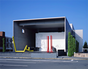 美術館は丸亀駅前にある